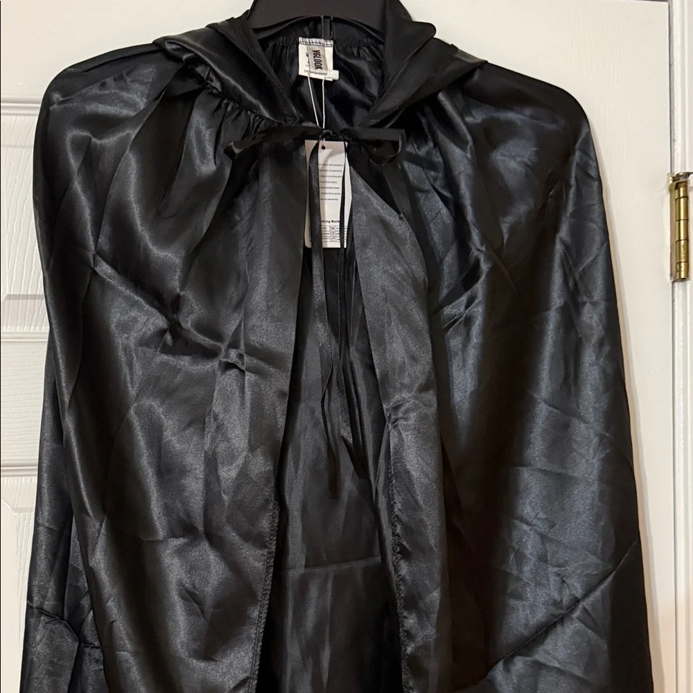 Elegant Black Cape with hood - Picture 2 of 5
